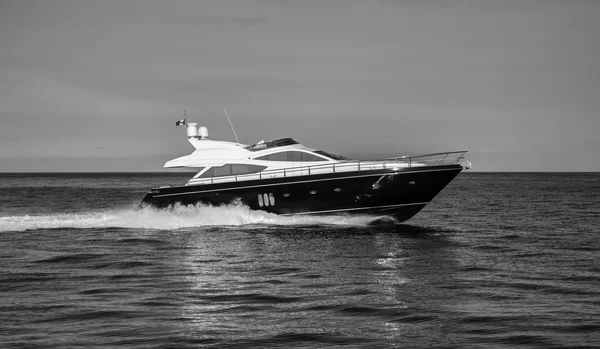 Lyxyacht nära Stromboli Island i Italien — Stockfoto