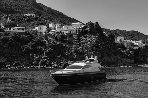 Iate de luxo perto da Ilha Stromboli, na Itália — Fotografia de Stock