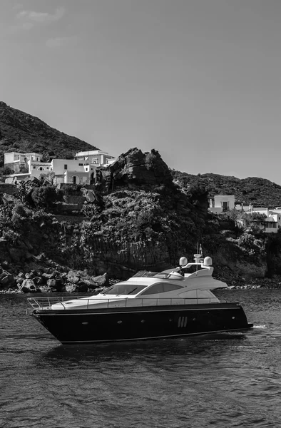 Luxejacht in de buurt van Stromboli eiland in Italië — Stockfoto