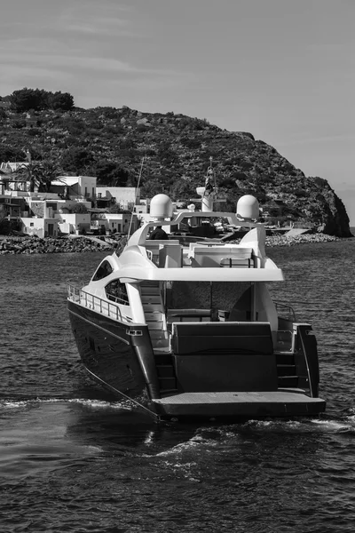 Luxejacht in de buurt van Stromboli eiland in Italië — Stockfoto