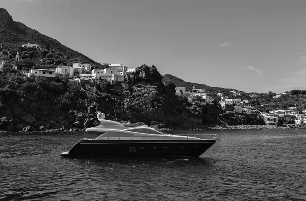 Iate de luxo perto da Ilha Stromboli, na Itália — Fotografia de Stock