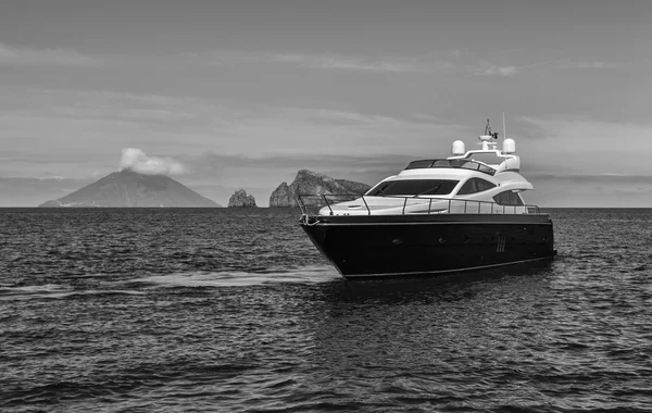 Luxusní jachta nedaleko ostrova Stromboli v Itálii — Stock fotografie
