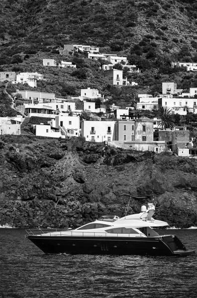 Luxusjacht in der Nähe der Insel Stromboli in Italien — Stockfoto
