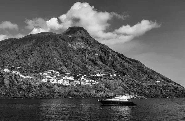 Yate de lujo cerca de la isla de Stromboli en Italia — Foto de Stock