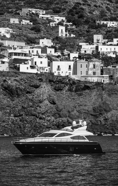 Luxusjacht in der Nähe der Insel Stromboli in Italien — Stockfoto