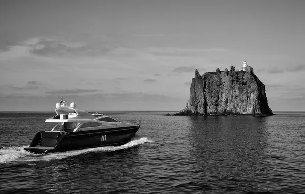 Luxusní jachta nedaleko ostrova Stromboli v Itálii — Stock fotografie