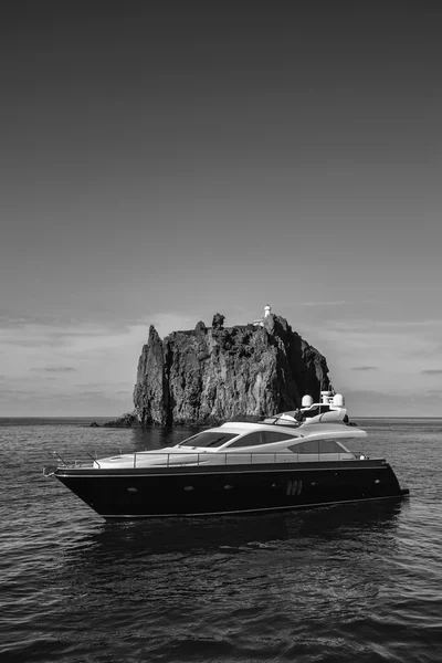 Iate de luxo perto da Ilha Stromboli, na Itália — Fotografia de Stock
