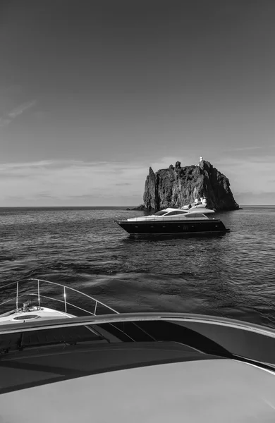 Luxus yacht közelében Stromboli szigete Olaszország — Stock Fotó