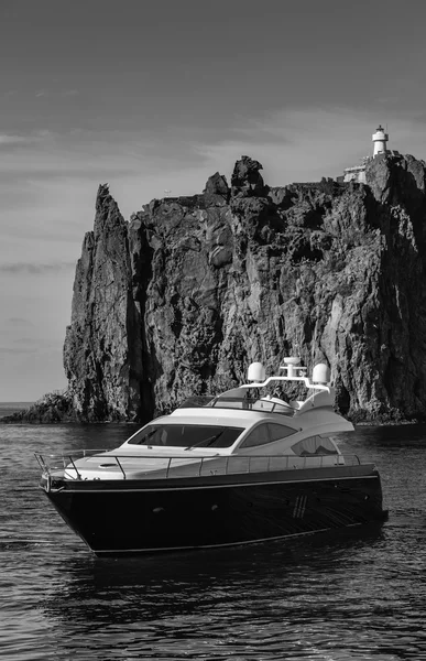 Yacht de luxe près de l'île de Stromboli en Italie — Photo