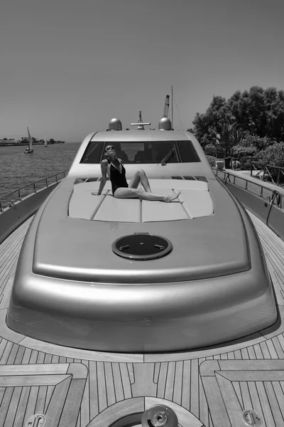 Luxury yacht in Tevere river — Stock Photo, Image