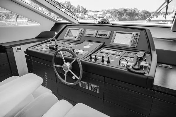 Driving console on luxury yacht — Stock Photo, Image