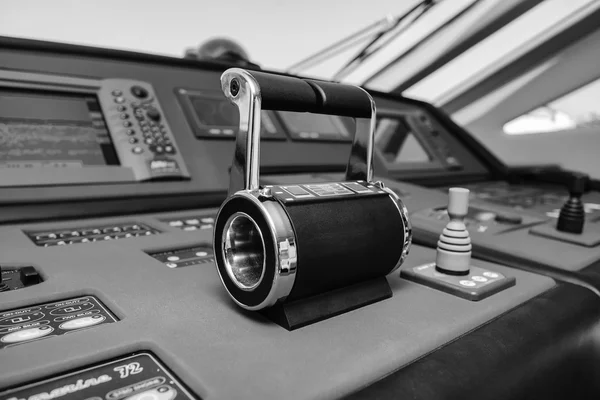 Driving console on luxury yacht — Stock Photo, Image