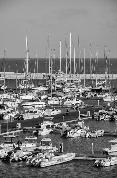 Lyxbåtar i hamnen — Stockfoto