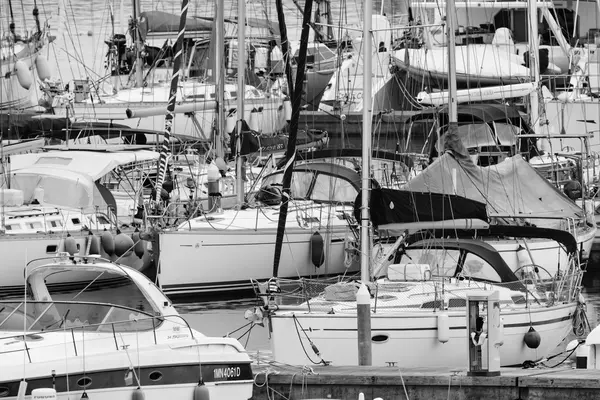 Luxusyachten im Yachthafen — Stockfoto