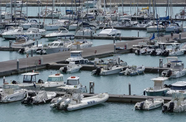 Luxury yachts in the marina — Stock Photo, Image