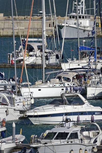 Πολυτελή γιοτ στη Μαρίνα — Φωτογραφία Αρχείου