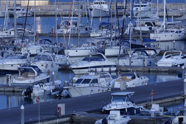 Yates de lujo en la marina —  Fotos de Stock