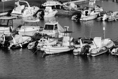 Yat limanında tekneler