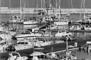 Tekneler ve lüks yat marina