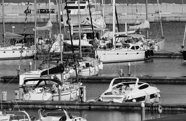 Yacht di lusso nel porto turistico — Foto Stock