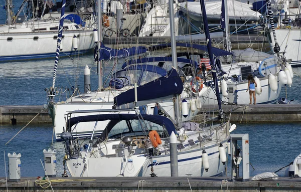 Luxe jachten in de jachthaven — Stockfoto