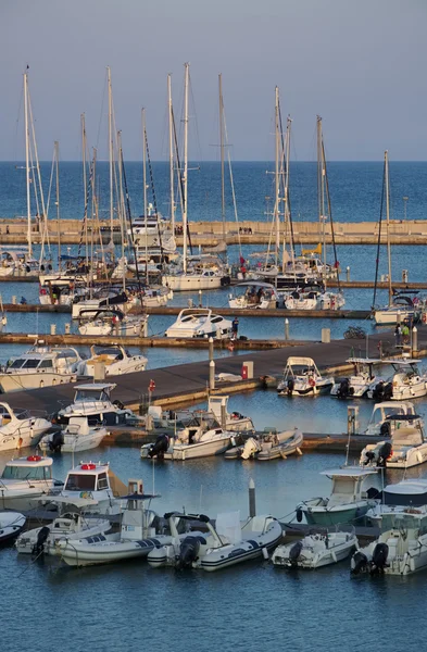 Boten en luxe jachten in de jachthaven bij zonsondergang — Stockfoto