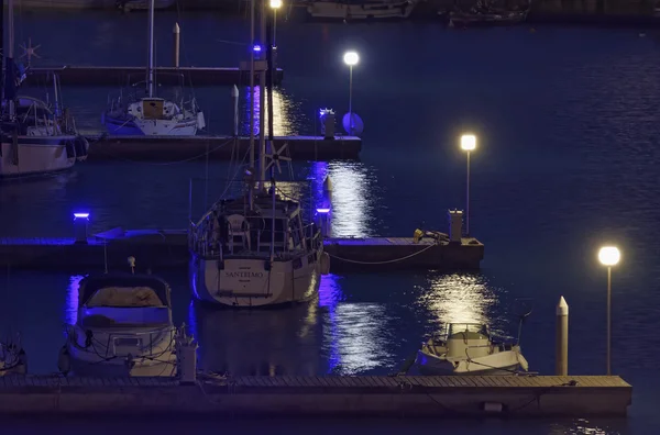 Элитные яхты в ночной гавани — стоковое фото