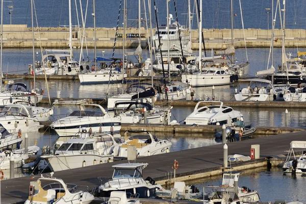 Barcos y yates de lujo en el puerto deportivo —  Fotos de Stock