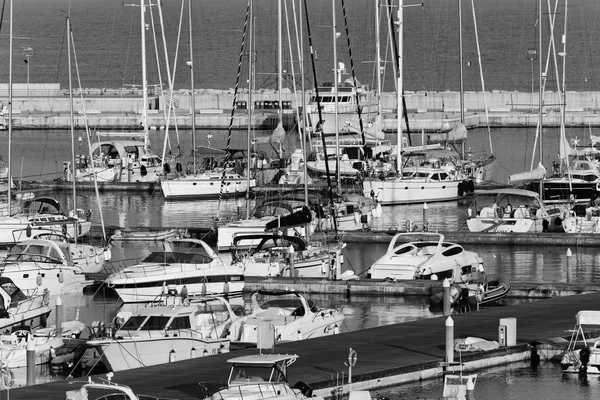 Човни і розкішні яхти в Марині — стокове фото