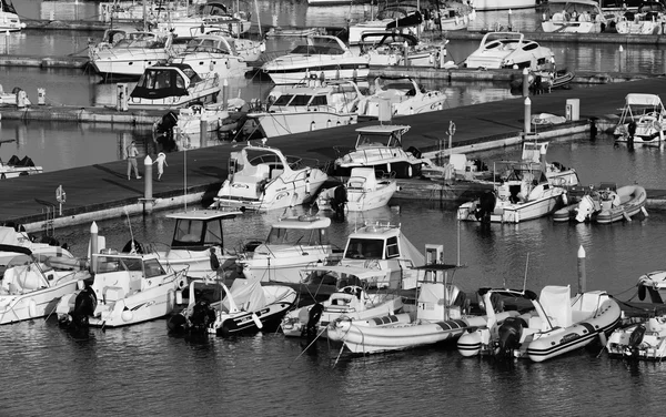 Човни і розкішні яхти в Марині — стокове фото