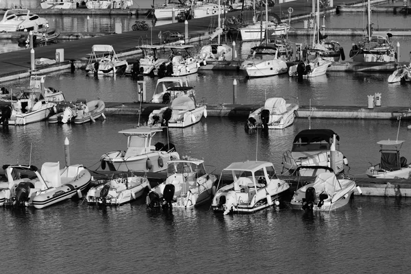 Barcos e iates de luxo na marina — Fotografia de Stock