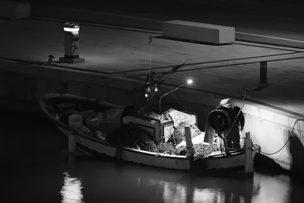 Fischerboot in der Nacht im Hafen — Stockfoto