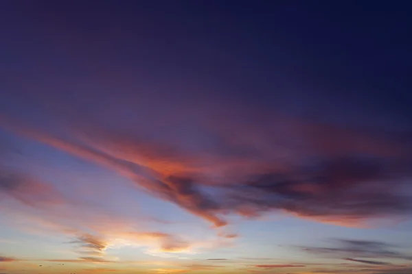 Nuvole rosse nel cielo al tramonto — Foto Stock