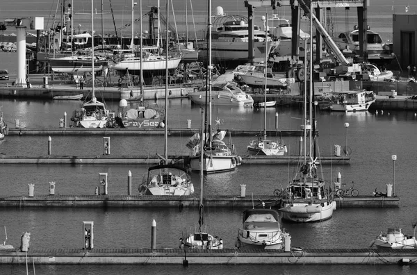 Yacht di lusso nel porto turistico — Foto Stock