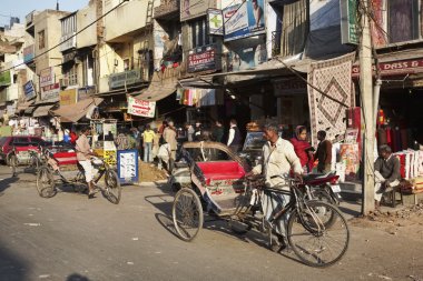 Uttar Pradesh piyasada Hint insanlar