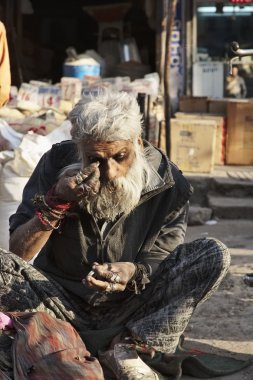 Hintli adam siyah cajal koyarak hie gözler