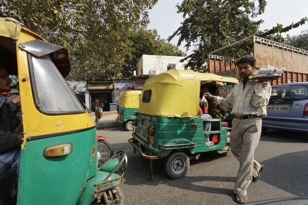 Amendoins vendedor em um engarrafamento na Índia — Fotografia de Stock