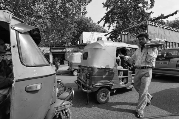 Pinda's verkoper in een verkeersopstopping in India — Stockfoto