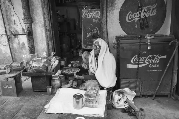 Donna indiana che vende pane — Foto Stock