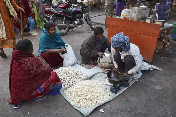 Vendedores de alho no mercado de Uttar Pradesh — Fotografia de Stock