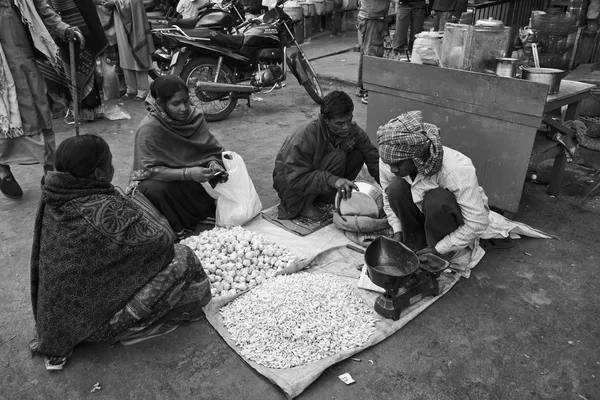 Vendedores de alho no mercado de Uttar Pradesh — Fotografia de Stock