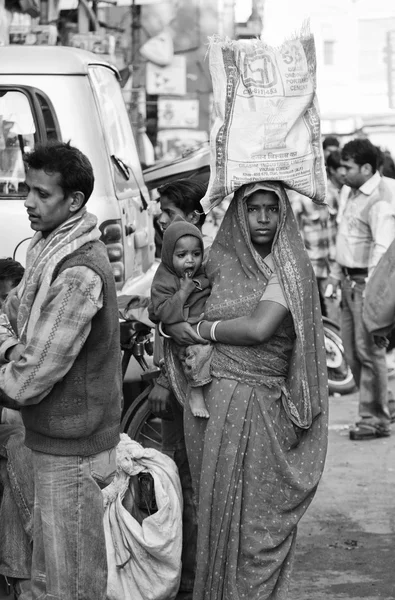 Femme indienne au marché de l'Uttar Pradesh — Photo