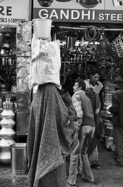 Femme indienne au marché de l'Uttar Pradesh — Photo