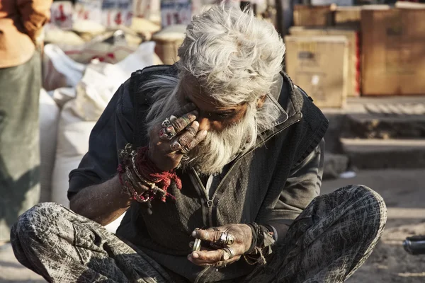 Indian man putting black cajal on hie eyes — Stock Photo, Image