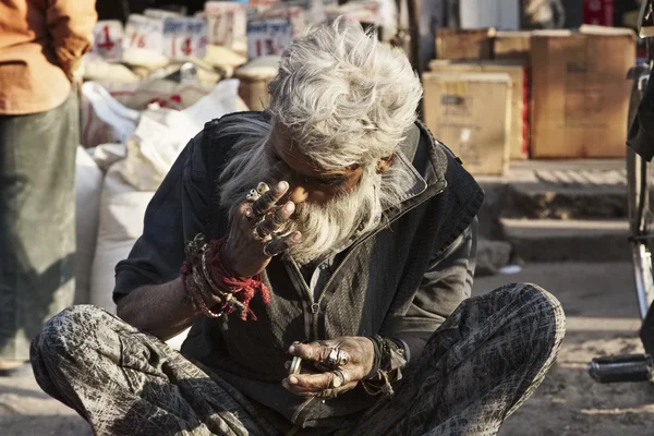 Indian man putting black cajal on hie eyes — Stock Photo, Image