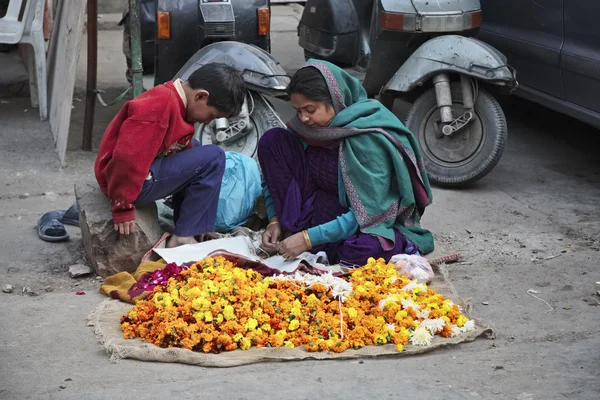 Vendeur de fleurs au marché de l'Uttar Pradesh — Photo