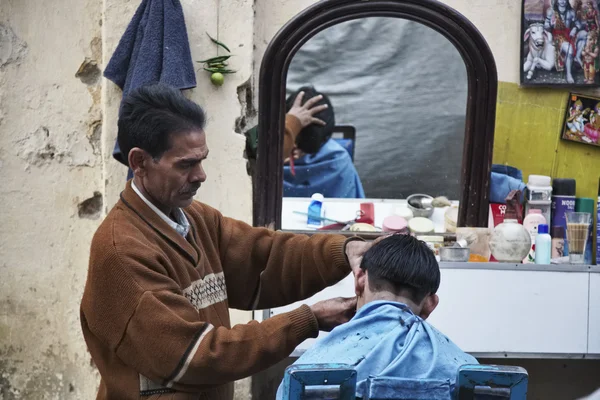 Street barber at the Uttar Pradesh market — Stock Photo, Image