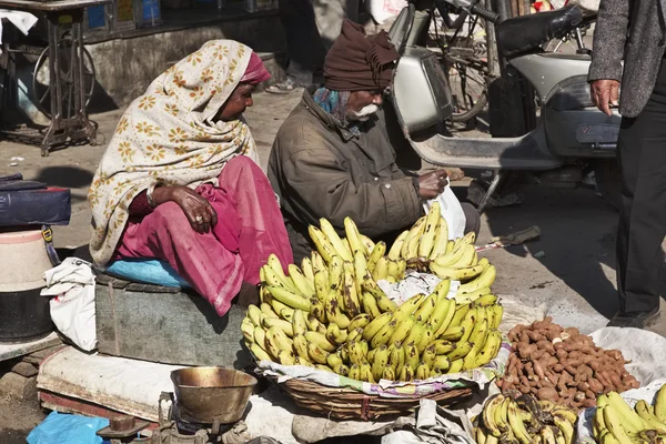 Uttar Pradesh piyasada meyve sokak satıcıları — Stok fotoğraf