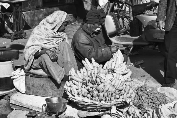 Vânzători de fructe pe piața din Uttar Pradesh — Fotografie, imagine de stoc