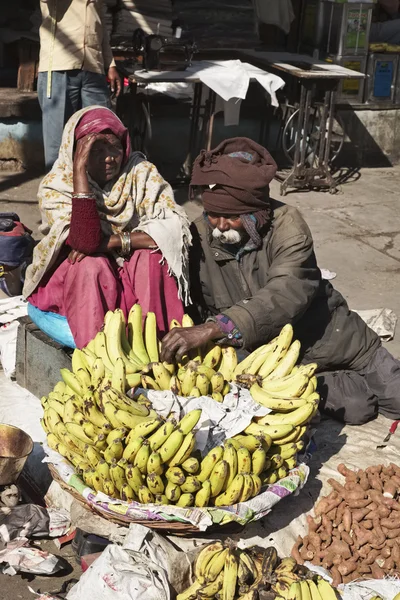 Frukt gatan säljare på marknaden Uttar Pradesh — Stockfoto